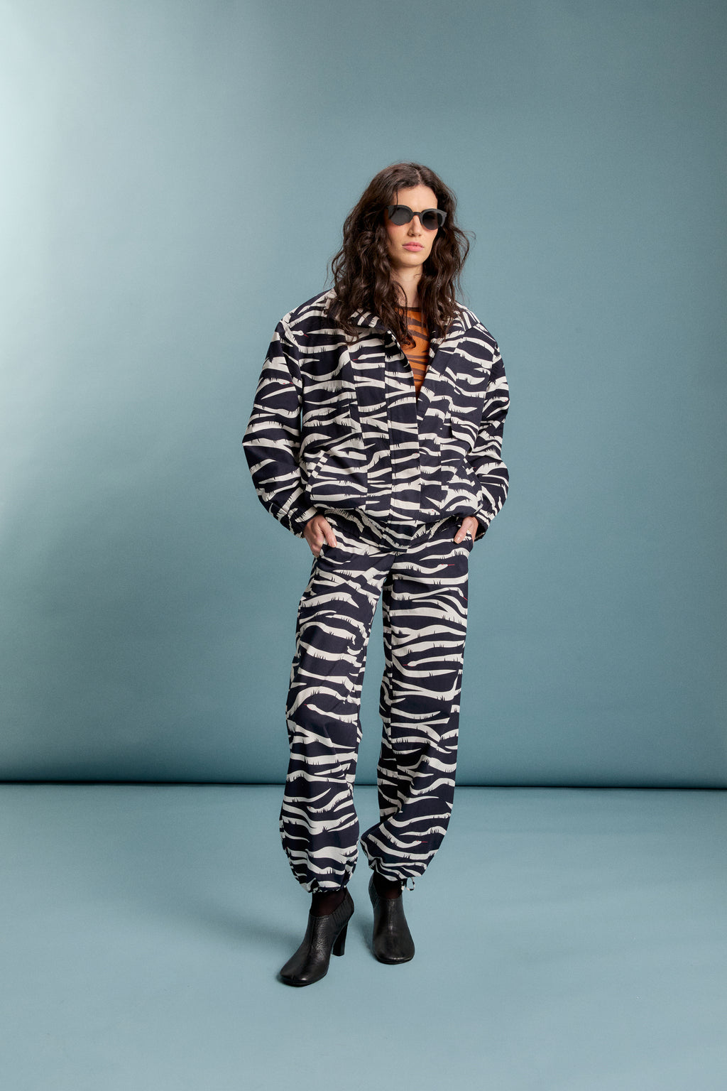 Calça Barra Franzida Cobra Zebra PB em Tricoline Paper